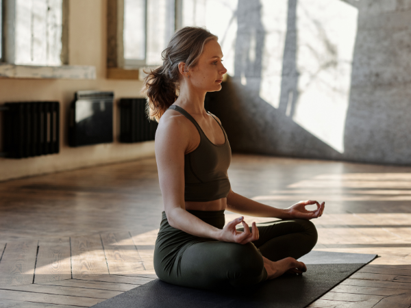Tenangkan Hidup Anda dengan Kombinasi Yoga dan Meditasi
